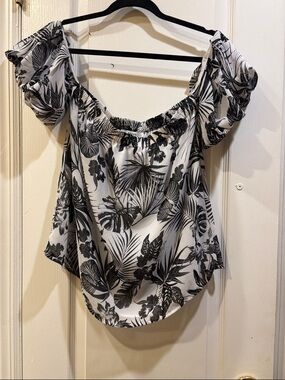 RO & DE BLACK & WHITE FLORAL TOP  SLEEVES ARE ON/OFF SHOULDERS
ELASTIC TOP HEM